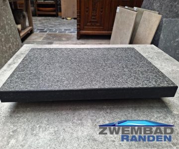 Basalt Randtegel 50x35x2-4cm haakse neus gezoet zijkant zwembadrand